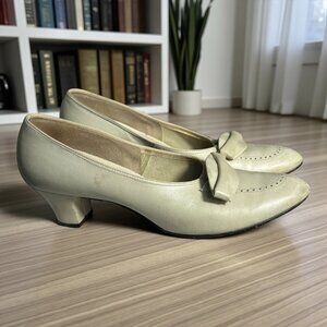 Vintage Paradise Kitten Cream Leather Bow Pumps